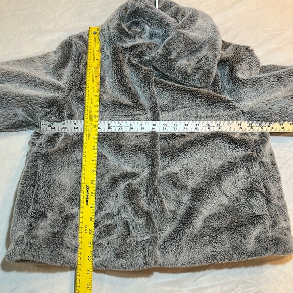 H & M Women's Gray Faux Fur Jacket size medium very soft feel to it - Picture 3 of 10